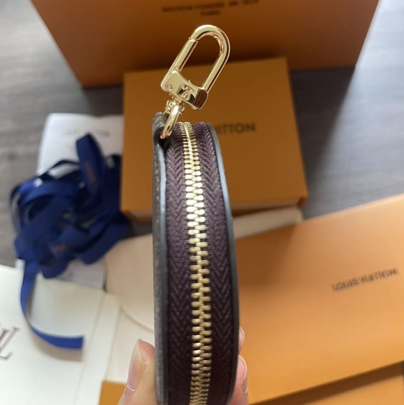 Louis Vuitton Monogram Round Coin Purse - Picture 2 of 8